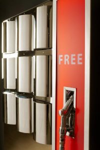 Oil- 196x34x130 cm - Stainless steel-fiberglass-interactive - Edition 1-3 (2)